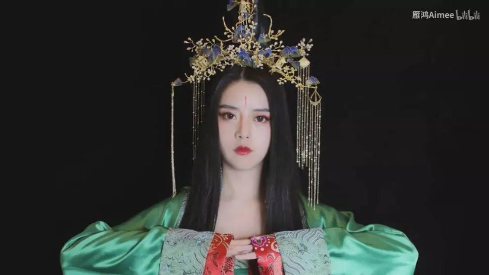 95后小姐姐用易拉罐和羽毛作凤冠,圈粉23万粉丝,美的要逆天! 第28张 95后小姐姐用易拉罐和羽毛作凤冠,圈粉23万粉丝,美的要逆天! 第28张