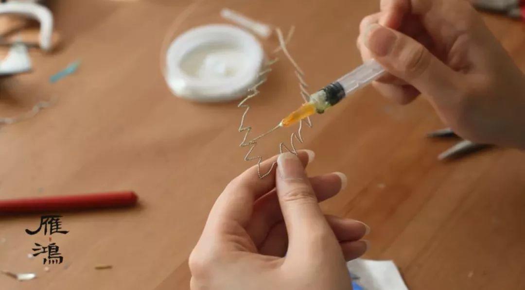 95后小姐姐用易拉罐和羽毛作凤冠,圈粉23万粉丝,美的要逆天! 第12张 95后小姐姐用易拉罐和羽毛作凤冠,圈粉23万粉丝,美的要逆天! 第12张