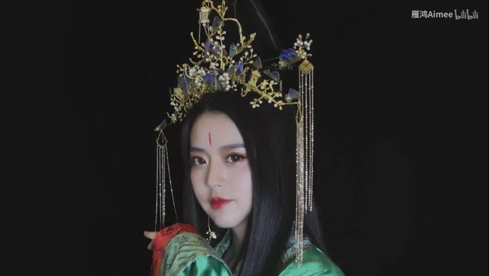 95后小姐姐用易拉罐和羽毛作凤冠,圈粉23万粉丝,美的要逆天! 第30张 95后小姐姐用易拉罐和羽毛作凤冠,圈粉23万粉丝,美的要逆天! 第30张